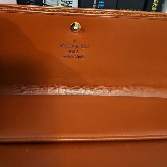 Louis Vuitton VINTAGE SALE Brown Epi Trifold Wallet - Picture 3 of 10